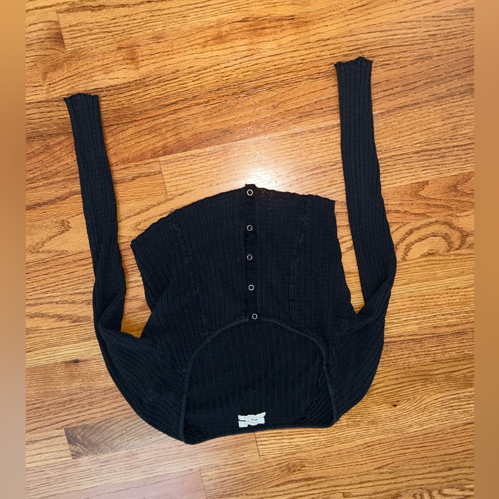 Black urban snap top